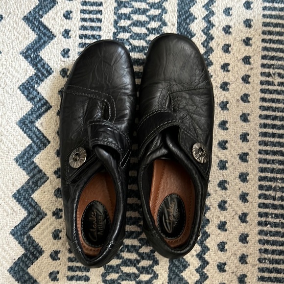 Clarks Black Leather Loafers Womens SZ 9 - Picture 1 of 7